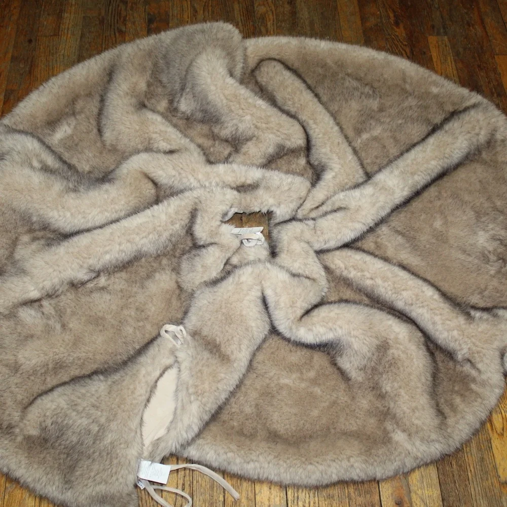 Pottery Barn. Faux Mink Tree Skirt. Sz. 60
